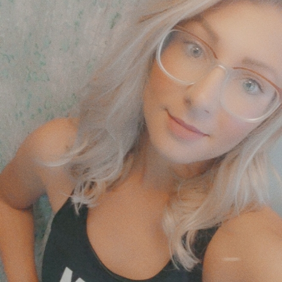 Meet your Posher, Courtney - Picture 1 of 4